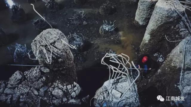 為了第二天清早不影響泥工砌筑磚胎模，夜間進(jìn)行電梯井放線作業(yè)